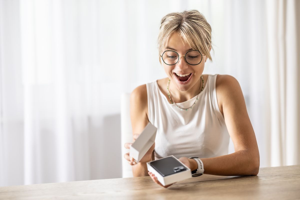 mujer con celular nuevo